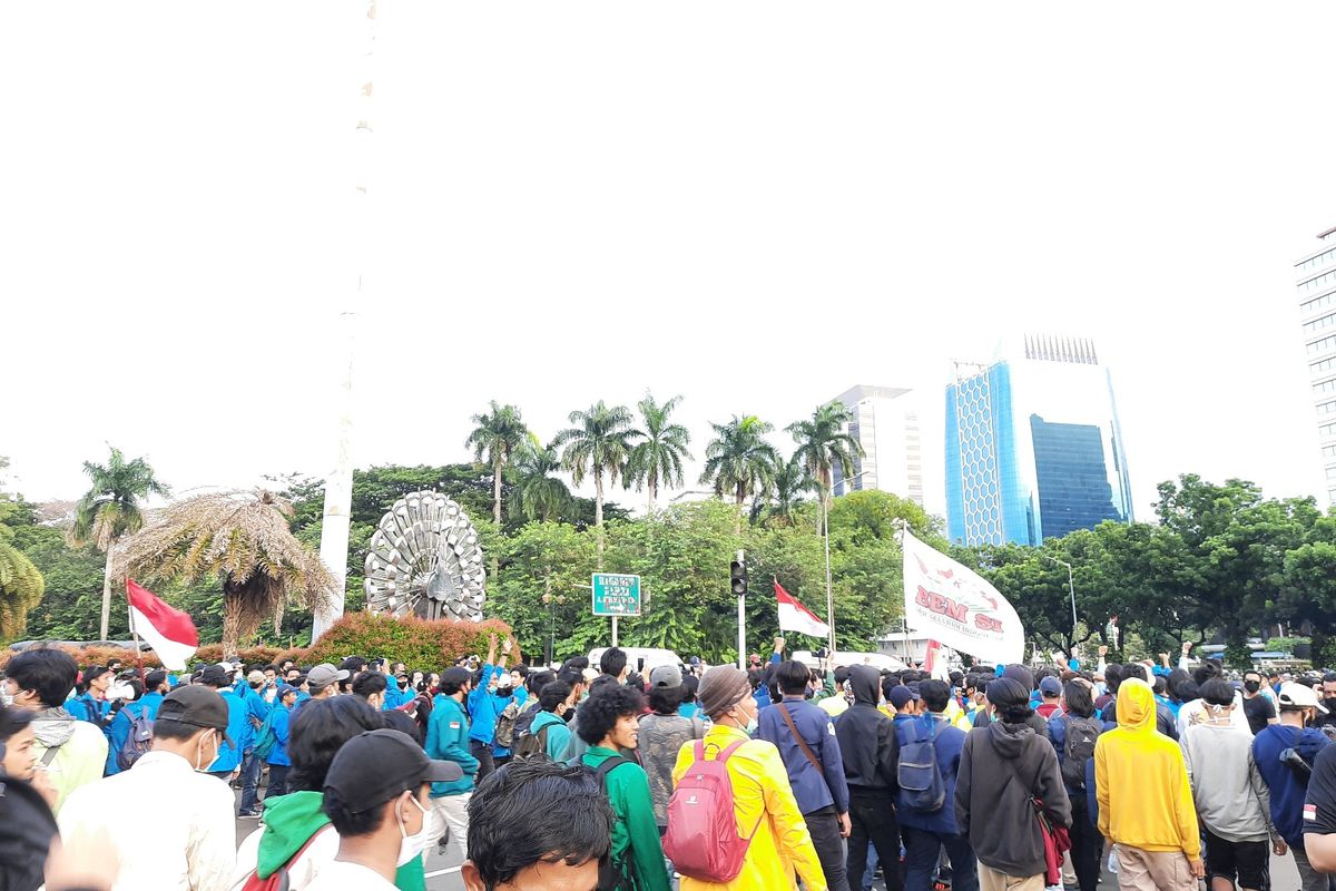 Mahasiswa pengunjuk rasa yang menolak UU Cipta Kerja mulai bubarkan diri dari Patung Kuda, Jakarta Pusat. Rabu (28/10/2020)