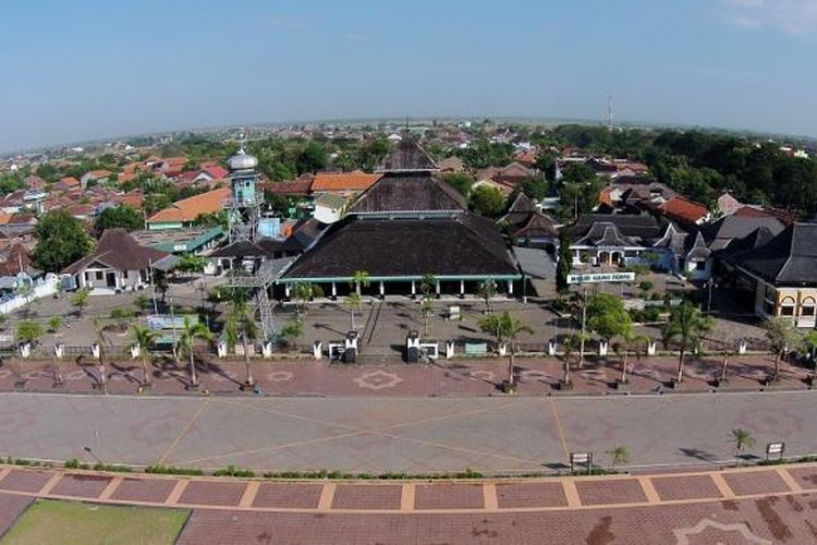 Kompleks Masjid Agung Demak, Jawa Tengah, difoto dari udara, Senin (30/6/2014). Masjid Agung Demak dipercaya sebagai masjid tertua di Pulau Jawa, berdiri mulai 1477, dibangun oleh Raden Fatah bersama Wali Sembilan atau Wali Songo.