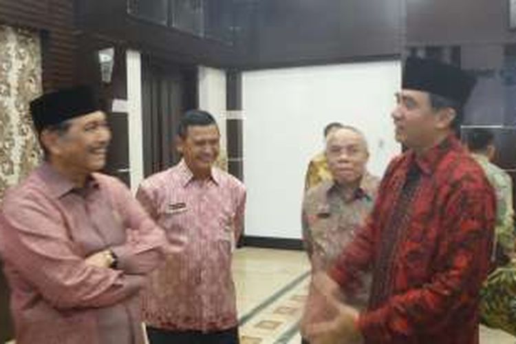 Menteri Koordinator bidang Politik Hukum dan Keamanan Luhur Binsar Pandjaitan melakukan ramah tamah usai melantik Lutfi Rauf sebagai Deputi Bidang Koordinasi Politik Luar Negeri, di ruang Parikesit, kantor Kemenko Polhukam, Jakarta Pusat, Selasa (7/6/2016).