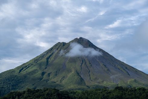 Perbedaan Gunung Api Erupsi dan Meletus, Apa Saja?