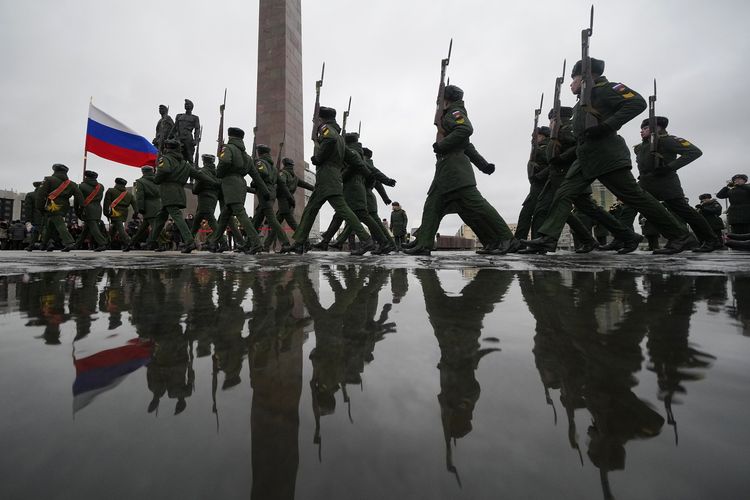 Tentara Rusia saat peringatan ke-80 berakhirnya pengepungan Nazi di Leningrad, (kini St Petersburg) dalam Perang Dunia II di Monumen Pembela Heroik, St Petersburg, Rusia, Rabu (18/1/2023).