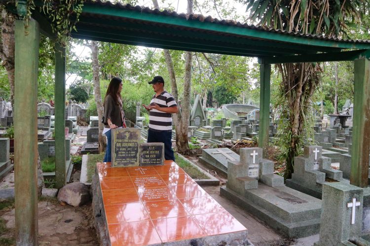 Artis peran Luna Maya (kiri) dan Clift Sangra berziarah ke makam Suzzanna di TPU Giriloyo, Kota Magelang, Magelang Utara, Jawa Tengah, Sabtu (13/10/2018).