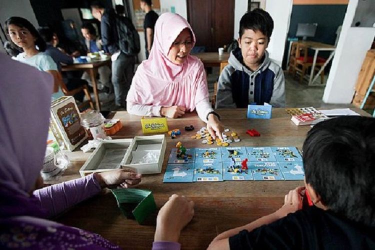 Sejumlah warga memainkan permainan di atas papan (board game) The Festivals di Bandung, Jawa Barat, Sabtu (20/5) lalu. Permainan ini mengusung keberagaman budaya Indonesia dengan tema kebinekaan dari Sabang sampai Merauke.