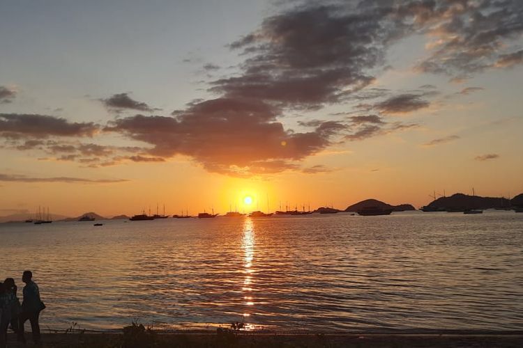 Pemandangan menakjubkan Pantai Pede di Labuan Bajo dengan pasir putih lembut dan air laut yang jernih, sempurna untuk liburan santai