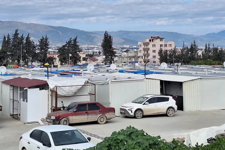 Kamp pengungsi berupa kota kontainer di Hatay, Turkiye. Setahun berlalu sejak gempa bumi hebat mengguncang wilayah tenggara Turkiye. Hingga kini, para penyintas masih mendekam di kamp-kamp pengungsi, tanpa harapan akan kembali bisa menjalani kehidupan normal di wilayah bencana.