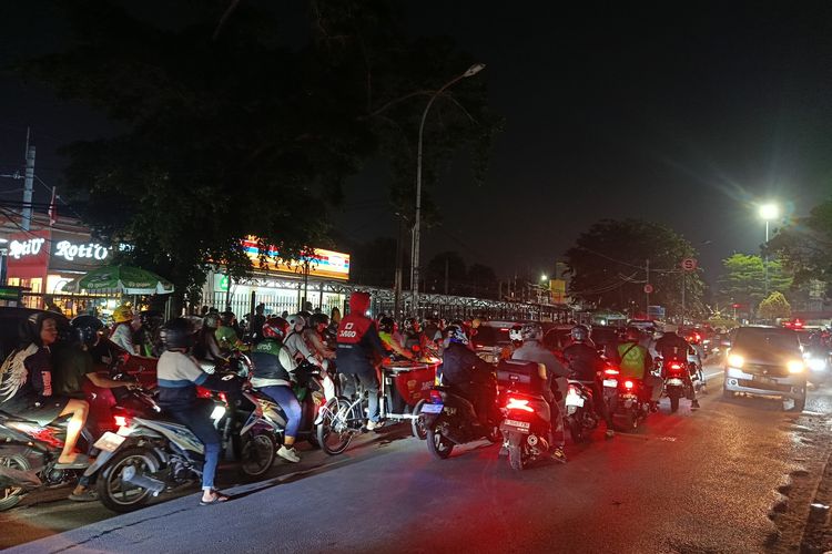 Warga Keluhkan Macet di Stasiun Bekasi gara-gara Angkot Ngetem hingga PKL