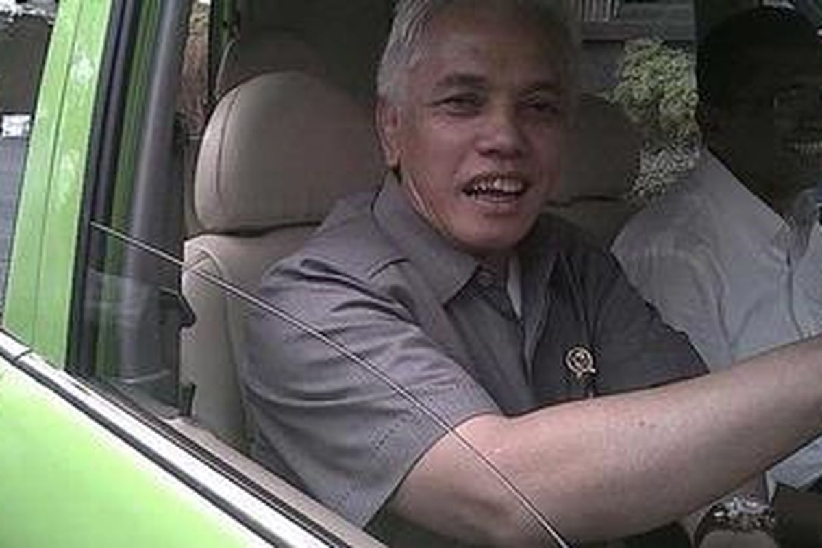 Menteri Koordinator Bidang Perekonomian Hatta Rajasa mengendarai mobil listrik di halaman Kantor Menko Perekonomian, Senin (23/7/2012). Hatta didampingi oleh Menteri BUMN Dahlan Iskan.