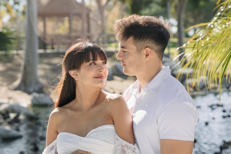 Detail estetik maternity shoot Aurelie Moeremans & Tyler Bigenho. Anggun serba putih menanti jagoan kecil! Simak inspirasi lengkapnya.