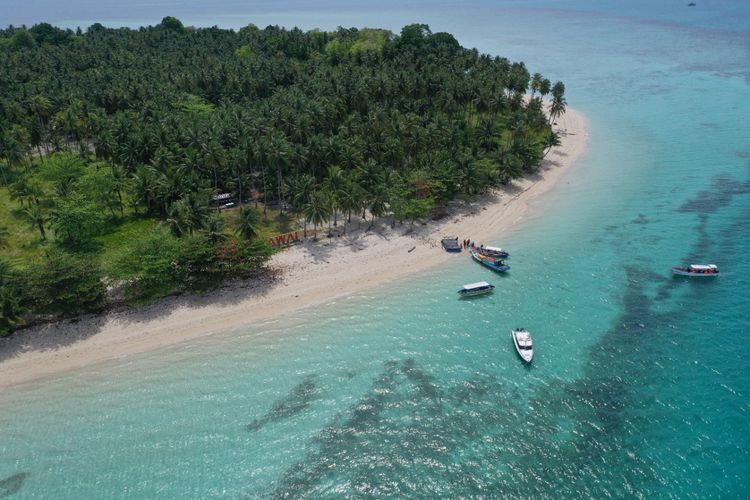 Pulau Ketawai di Bangka Tengah, Kepulauan Bangka Belitung dengan speedboat yang disewa para pengunjung, Rabu (23/2/2022).