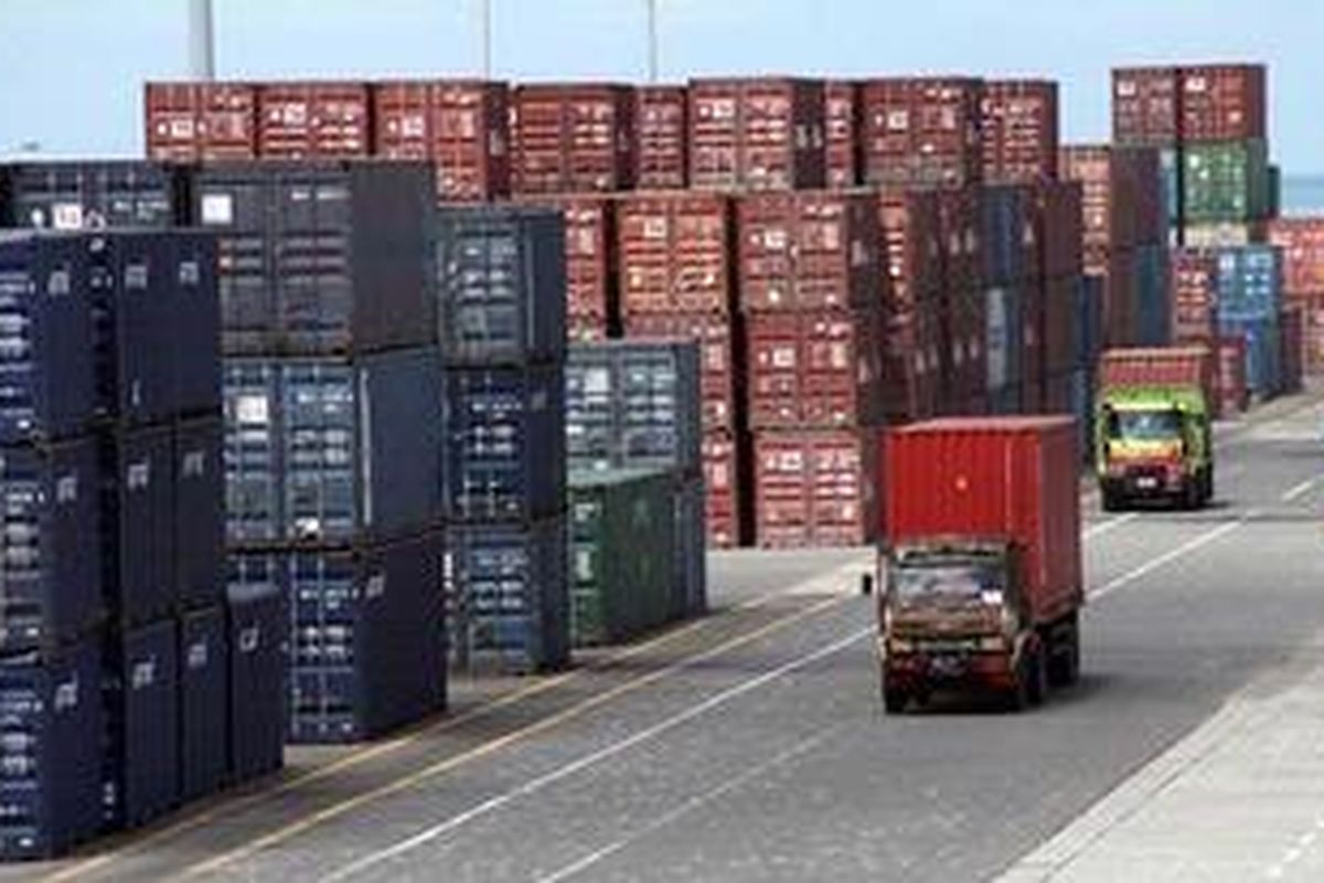 Aktivitas bongkar muat di Terminal Peti Kemas Pelabuhan Makassar, Sulawesi Selatan, Rabu (18/4/2012).  