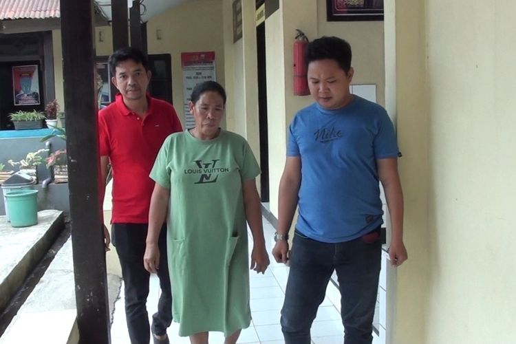 RM (53), ibu rumah tangga (IRT) di Kabupaten Gowa, Sulawesi Selatan tengah digelandang aparat lantaran menipu tetangganya dengan modus penggandaan uang. Jumat, (5/5/2023).