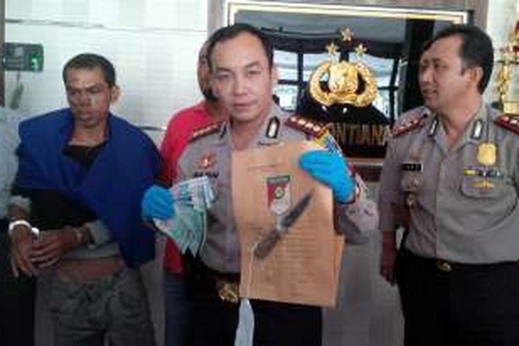 Kepala Polresta Pontianak Kombes Pol Iwan Imam Susilo menunjukkan barang bukti senjata tajam yang digunakan pelaku saat berada di Mapolresta Pontianak. (28/7/2016)