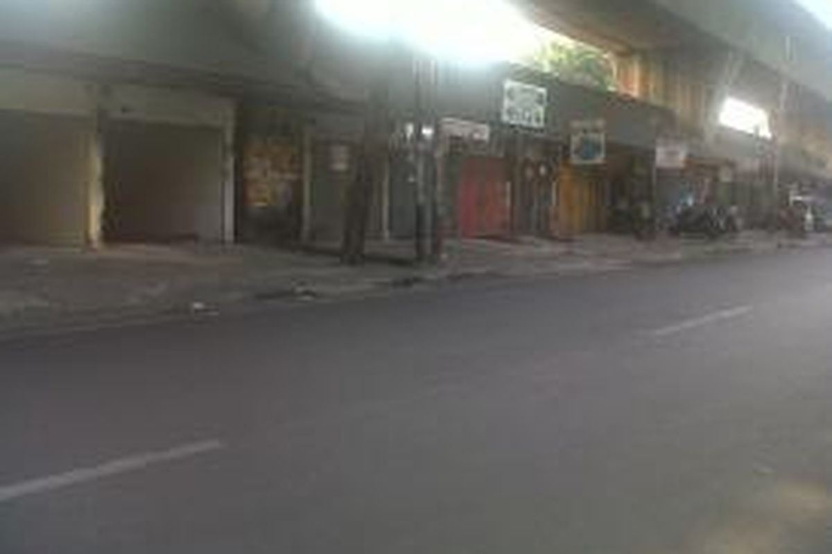 Kios suku cadang di Jalan Karanganyar, Sawah Besar, Jakarta Pusat mulai kosong ditinggal para penyewa, Jumat (29/8/2014). Kios di atas lahan PT KAI ini akan dibongkar untuk membangun ruang terbuka hijau.
