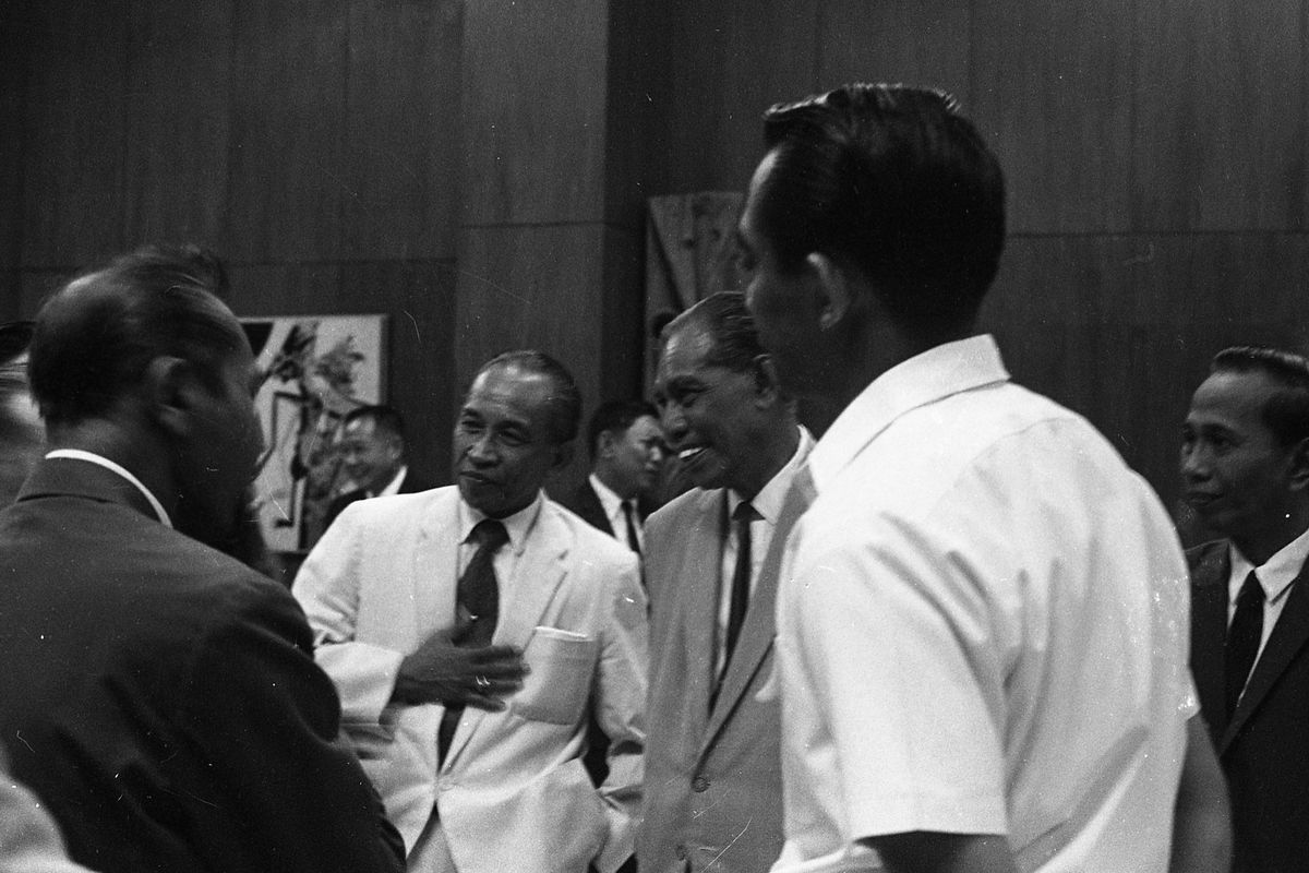 Gubernur DKI Letjen Ali Sadikin sedang berbincang dengan mantan Gubernur DKI dr H Soemarno Sosroatmodjo 1963-1966 