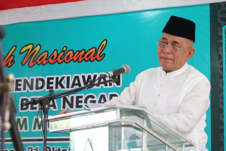 Menteri Pertahanan RI, Ryamizard Ryacudu ketika menutup acara Halaqoh Nasional Ulama Pesantren dan Cendikiawan Dakwah Aswaja Bela Negara dan sekaligus melaunching Institut Hasyim Muzadi (IHM) di Pondok Pesantren Al-Hikam, Depok, Jawa Barat, Selasa (31/10/2017).