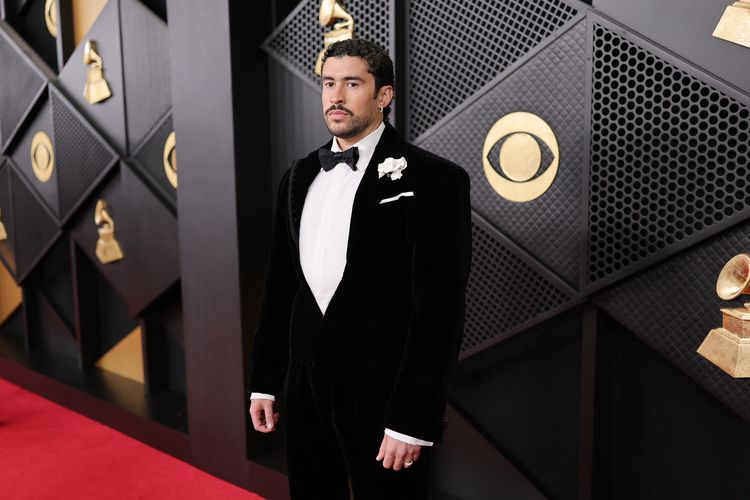Tuxedo berkorset Bad Bunny di Grammy 2026 menjadi debut bersejarah Schiaparelli di busana pria