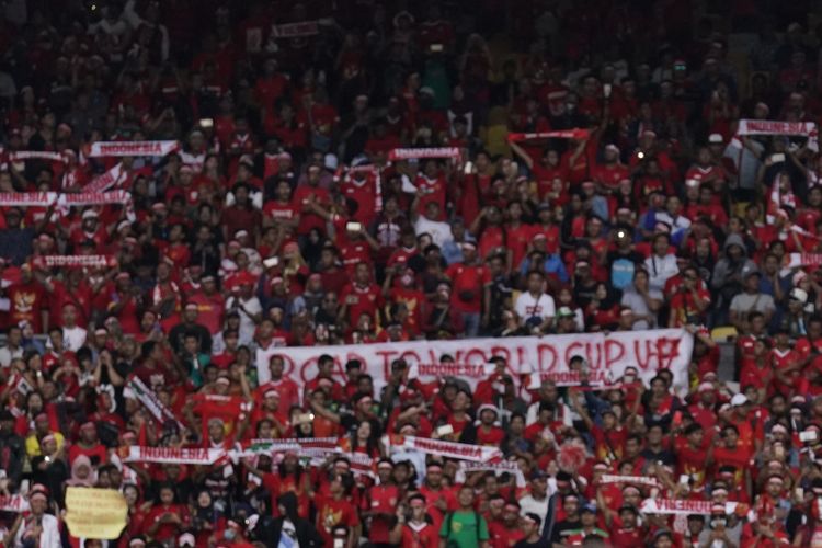 Suporter Indonesia memberikan dukungan dari tribune Stadion Bukit Jalil saat laga Timnas U-16 Indonesia vs Australia dalam perempat final Piala Asia U-16 2018, 1 Oktober 2018. 