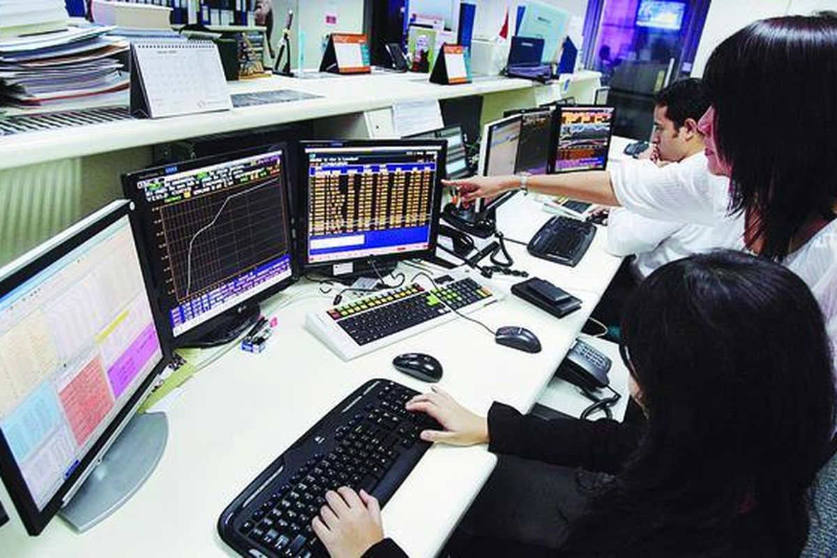 Karyawan bagian treasury Bank BNI, Jakarta, Selasa (20/1), memantau pergerakan harga Surat Utang Negara (SUN). BNI sebagai primary dealer menjadi salah satu peserta SUN Seri SPN20100114 (reopening). Seri FR0051 (reopening), Seri FR0030 (reopening), dan FR36 (reopening) dilakukan oleh Departemen Keuangan melalui sistem lelang Bank Indonesia. Total penawaran lelang adalah Rp 6,8 triliun.  