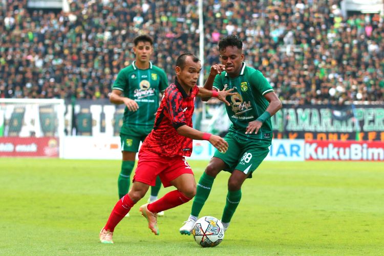 Pemain Persija Jakarta Riko Simanjuntak berduel dengan pemain Persebaya Surabaya Alwi Slamat saat pertandingan ujicoba dalam rangka hari jadi klub ke-96 tahun yang berakhir dengan skor 2-2 di Stadion Gelora Bung Tomo (SGBT) Surabaya, Minggu (18/6/2023) sore.