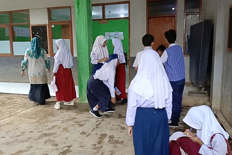 Suasana MPLS di SMP Dayeuhkolot, Kabupaten Bandung, Jawa Barat yang hanya menerim 11 murid baru pada tahun ajaran 2025-2026, Senin (14/7/2025)