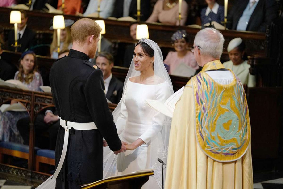 Pangeran Harry dan Meghan Markle saat acara pemberkatan pernikahan di Kapel St George, Kastil Windsor, Inggris, Sabtu (19/5/2018). Sebanyak 600 tamu undangan menghadiri jamuan makan siang dan makan malam pada acara resepsi, ditambah 2.640 tamu dari warga biasa yang akan menimati teh dan kudapan di Istana Windsor.