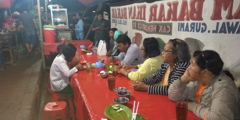 Pecel Cak Hendrix, yang ramai saat banjir, di Jatinegara Barat, Jakarta Timur, Rabu (7/2/2018).