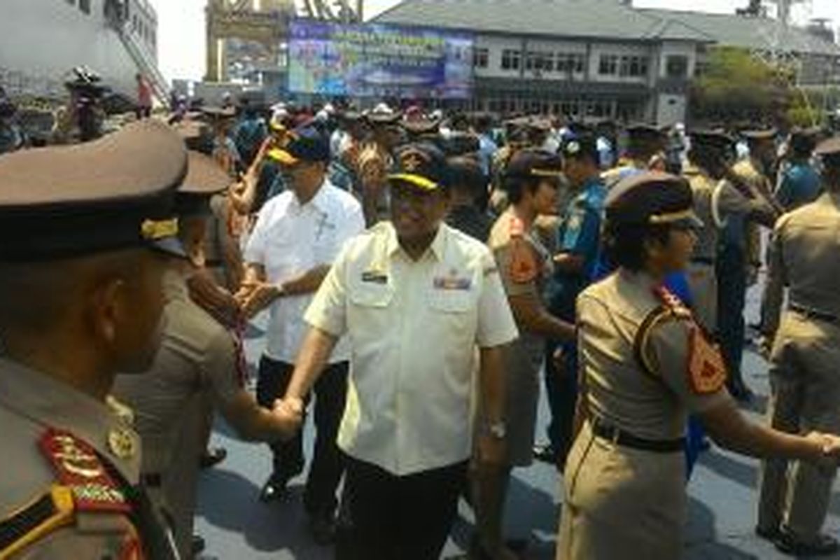 Menteri Koordinator Kemaritiman Indroyono Soesilo menyalami taruna yang tergabung dalam Satgas KJK World Expo Milan 2015 di Tanjung Priok, Jakarta, Rabu (22/7/2015)