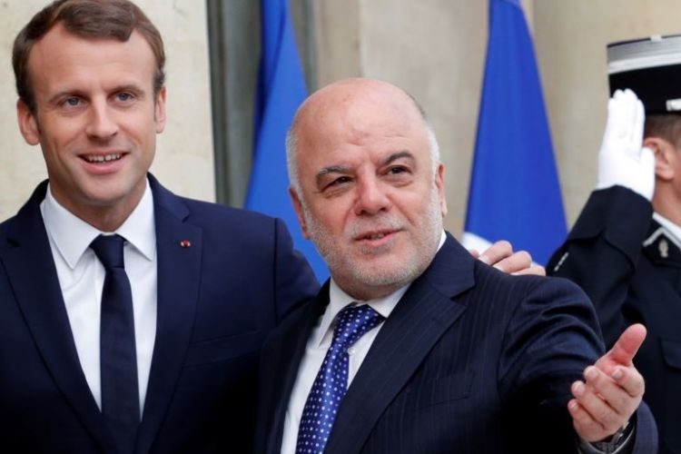 Presiden Perancis Emmanuel Macron menyambut Perdana Menteri Irak Haider al-Abadi di Istana Elysee, Paris, Kamis (5/10/2017).
