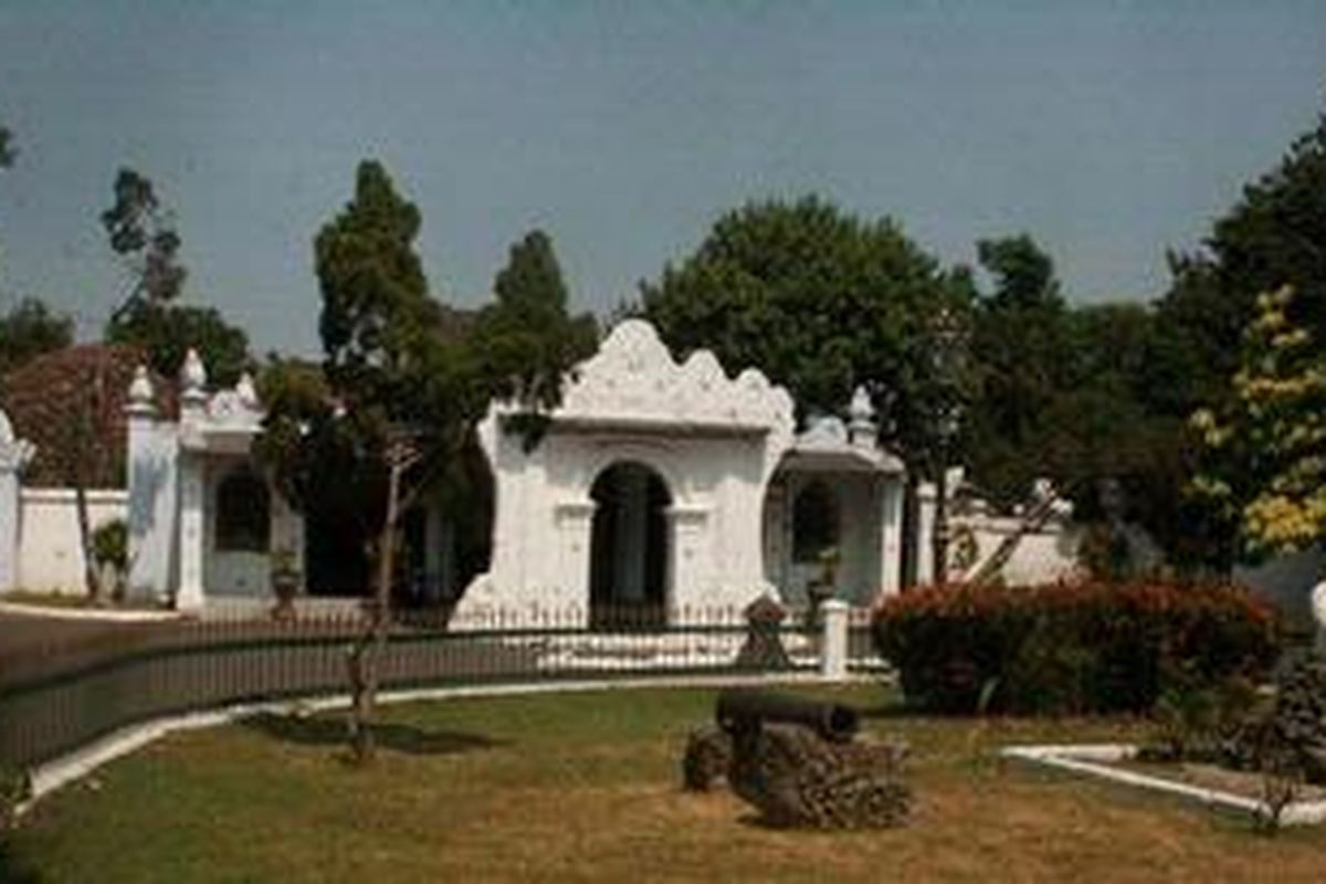 Keraton Kasepuhan Cirebon, Jawa Barat, menampilkan arsitektur bangunan yang merupakan perpaduan dari berbagai budaya, antara lain Hindu, China, dan Islam. Di bagian dalam keraton juga dihiasi dengan keramik warisan VOC Belanda di abad ke-17. Bangunan keraton ini sekaligus menyimbolkan keterbukaan dan toleransi yang tinggi sejak pemerintahan Sunan Gunung Jati di Cirebon pada abad ke-14. Foto diambil pada Kamis (12/7/2012).