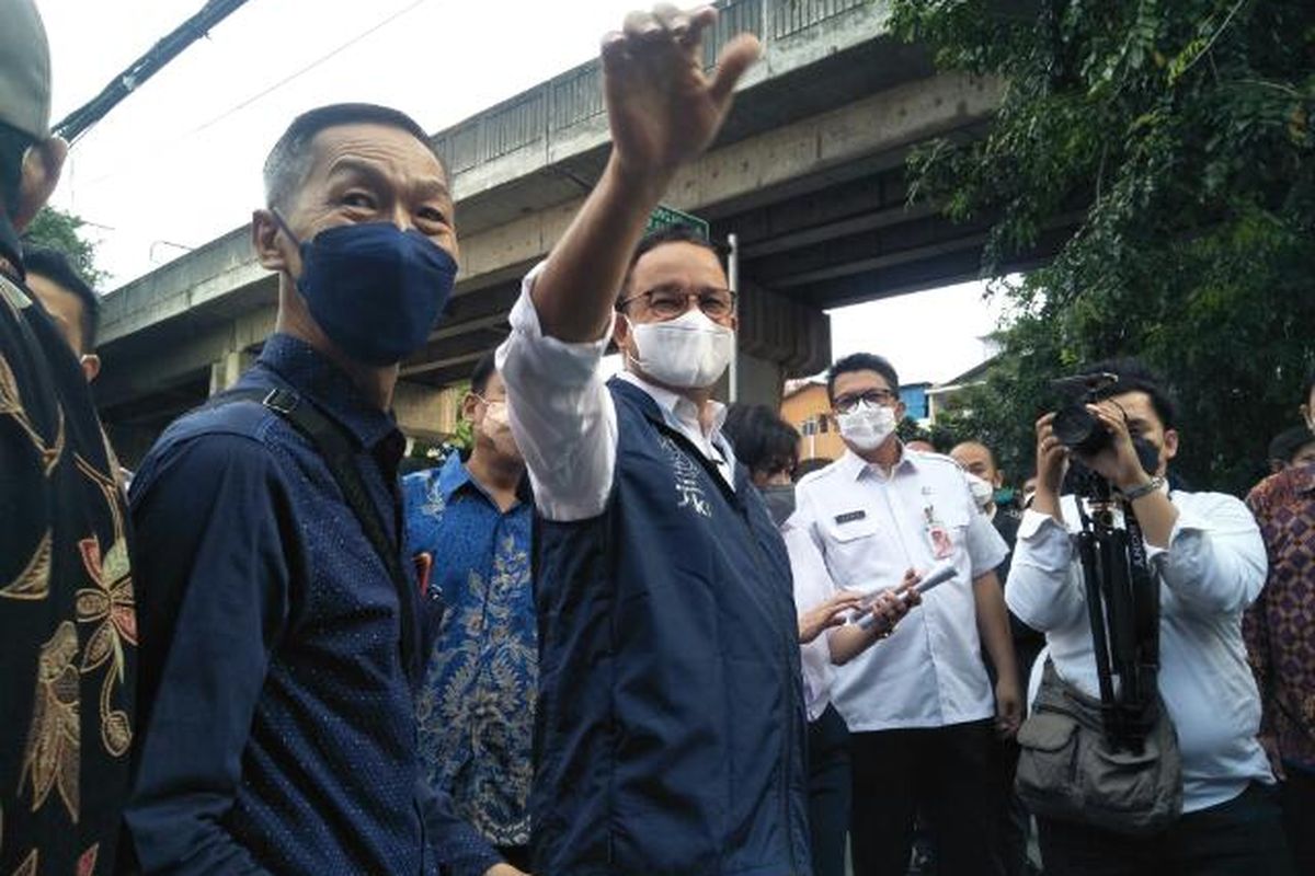 Gubernur Anies Baswedan Saat Menyapa Warga di Kawasan Mangga Besar, Jakarta Pusat, Rabu (17/8/2022)