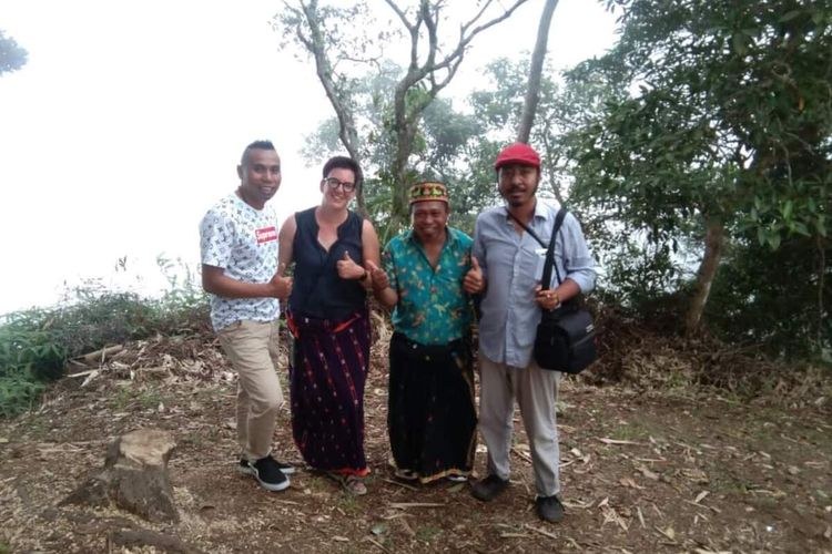 Turis asal Jerman berwisata di Desa Wisata Mbengan di Ngapan Keto (Tebing Keto) untuk melihat pemandangan alam di laut Sawu bagian selatan Manggarai Timur, Agustus 2022. (DOK/WARGA DESA MBENGAN-HENDRA)