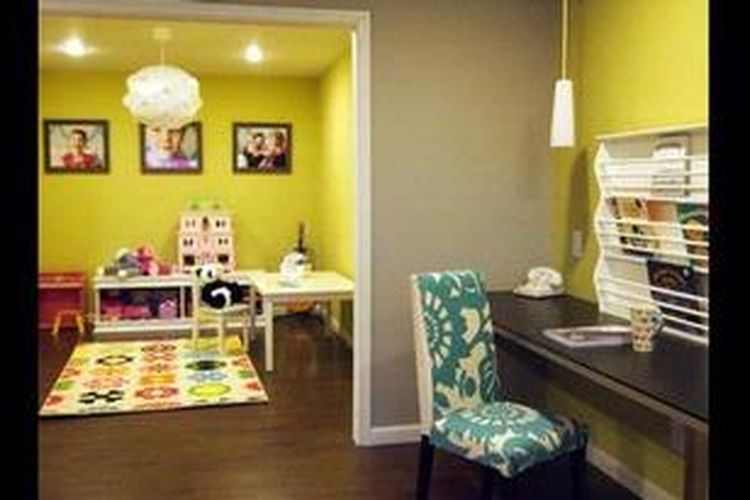 Selain kuning keemasan, Anda bisa mencoba warna chartreuse. Warna kuning kehijauan ini dapat Anda padukan dengan dinding kecil berwarna abu-abi dan lis berwarna putih.