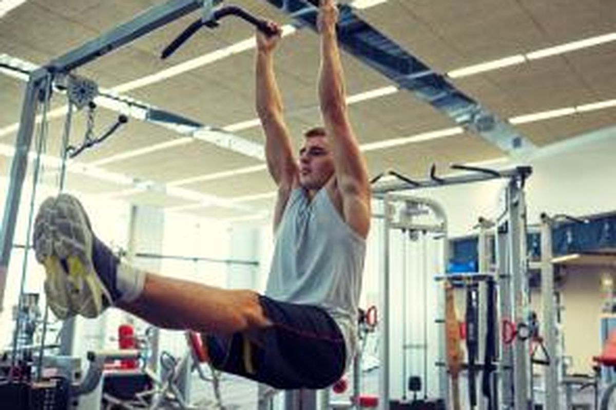 Latihan hanging leg raises.