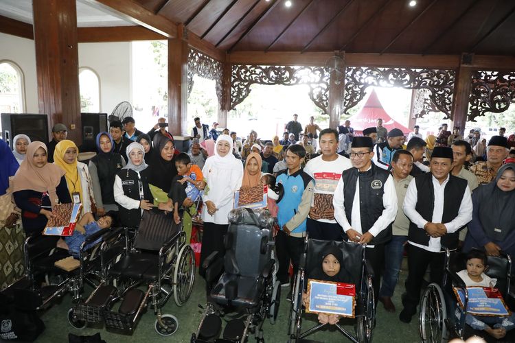 Gubernur Jatim Khofifah Indar Parawansa memberikan bantuan sosial di Pendopo Ronggosukowati Pamekasan, Minggu (15/6/2025).