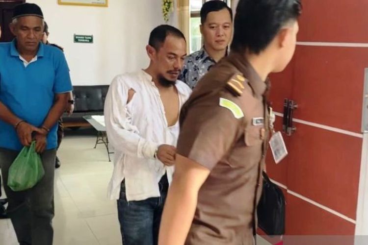 Petugas Kejaksaan Negeri Aceh Barat menggiring salah satu narapidana yang sebelumnya melarikan diri usai mendengarkan vonis di Pengadilan Negeri Meulaboh, setelah putusan vonis 3 tahun 8 bulan terhadap perkara pidana pencurian satu unit telepon selular, Senin (1/4/2024). 