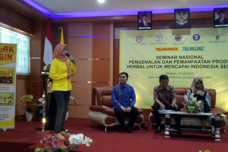 Research and Development Manager PT. Industri Jamu dan Farmasi Sido Muncul Tbk. Wahyu Widayani saat menyampaikan materi Seminar Herbal bertema ?Pengenalan dan Pemanfaatan Produk Herbal Untuk Mencapai Indonesia Sehat? di Aula Fakultas Kedokteran Universitas Halu Oleo, Kendari, Sulawesi Tenggara, Sabtu (27/7/2019).