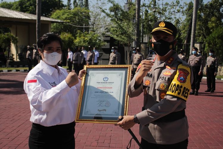 Kapolres Nganjuk AKBP Jimmy Tana (kanan) menerima penghargaan dari TRC PPA, Kamis (30/9/2021). Foto: Humas Polres Nganjuk