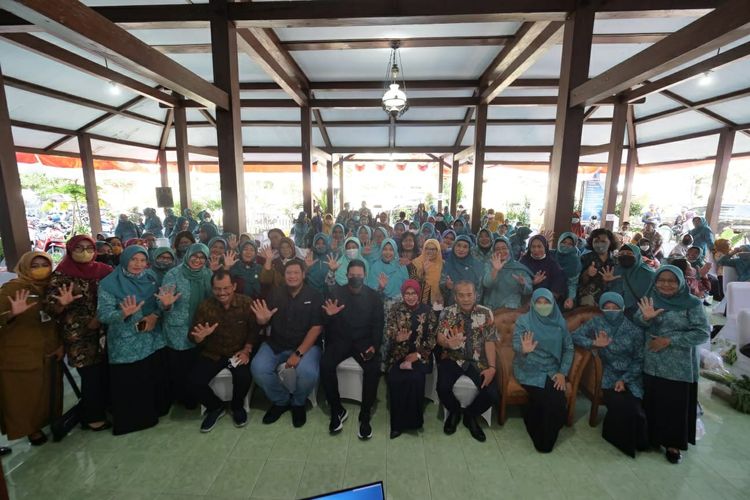 Wali Kota Madiun Maidi berfoto bersama dalam acara pertemuan dengan RT/RW, kader PKK, Organisasi Wanita, Dasa Wisma, dan kader posyandu di Kelurahan Manisrejo, Selasa (28/6/2022). 
