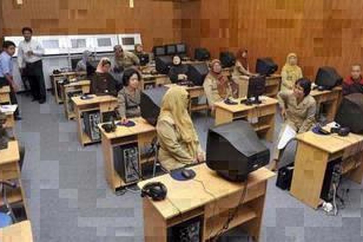 Gagal Mengikuti Uji Kompetensi Guru - Sejumlah guru menunggu kesempatan mengerjakan soal Uji Kompetensi Guru yang harus digarap secara daring (online) di laboratorium komputer SMK Negeri 2 Yogyakarta, Yogyakarta, Senin (30/7). Hingga waktu pengerjaan usai, koneksi jaringan komputer ke server penyedia soal UKG belum dapat dilakukan sehingga mereka belum dapat mengikuti ujian tersebut. Permasalahan tersebut juga dialami peserta UKG di sejumlah daerah lainnya sehingga sebagian daerah terpaksa menunda ujian tersebut. 