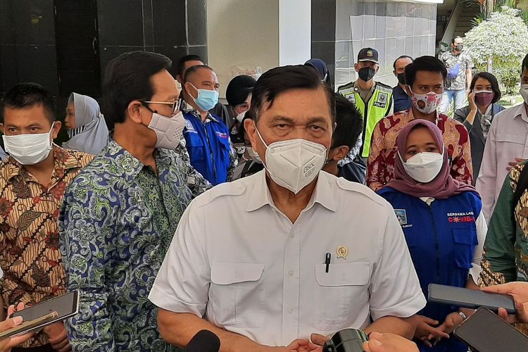 Menteri Koordinator Bidang Kemaritiman dan Investasi (Menko Marves) Luhut Binsar Pandjaitan saat menemui wartawan usai memantau pelaksanaan vaksinasi di Gedung Setda Kabupaten Sleman.