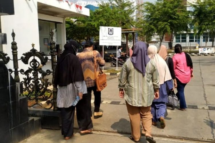Kedua pasangan suami istri dari bayi tertukar di Bogor, Jawa Barat, akhirnya menjalani tes deoxyribonucleic acid atau DNA silang di Pusat Laboratorium Forensik (Puslabfor) Polri, Babakan Madang, Sentul, Senin (21/8/2023).