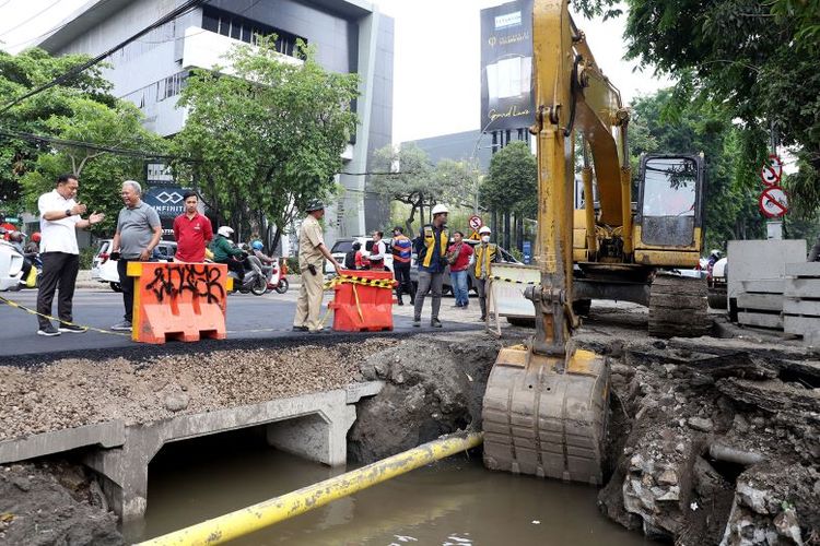 Pemerintah Kota (Pemkot) Surabaya, Jawa Timur (Jatim), melakukan pengerjaan saluran air di 55 titik. 