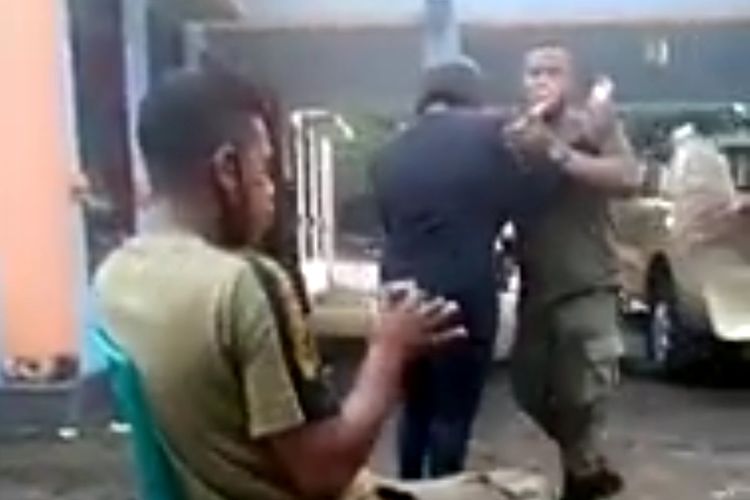 Foto : Sreenshot Sebuah video yang menampilkan anggota Satuan Polisi Pamong Praja (SatPolPP) berdansa ria dan meminum minuman keras di sebuah kantor di Kota Ende, viral di media sosial. 