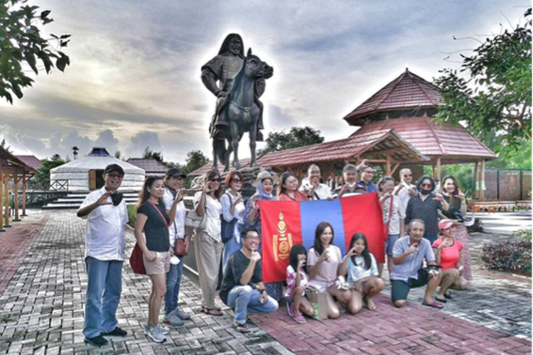 Anton Thedy saat membawa rombongan wisatawan berlibur di Tanjung Lesung