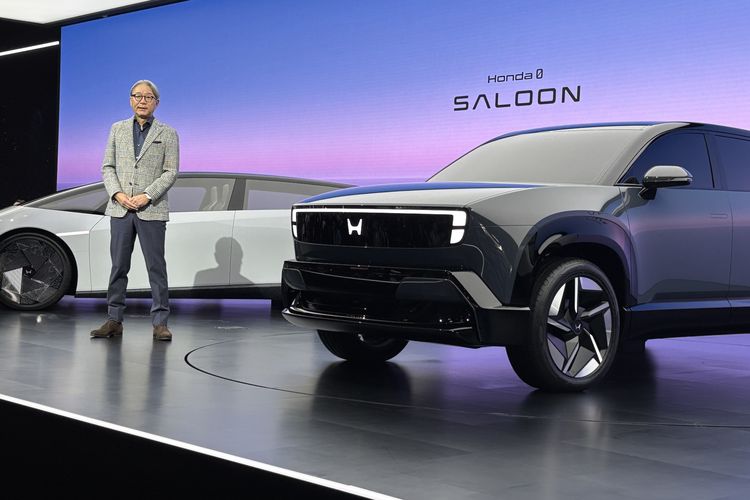 Toshihiro Mibe, President, CEO and Representative Director, Honda Motor Co Ltd berpose dengan Honda 0 Alpha di TMS 2025.