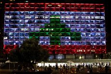 Langka, Balai Kota Tel Aviv Nyalakan Lampu Membentuk Bendera Lebanon Pasca-Ledakan Besar di Beirut