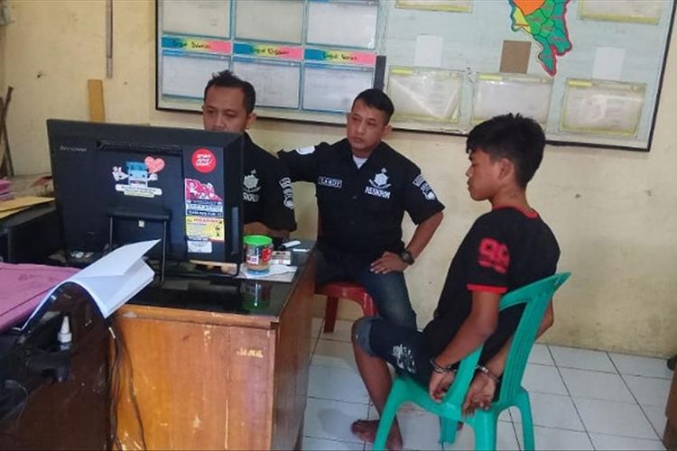 Pranyoto (22) pemuda warga Kecamatan Kedungwuni Kabupaten Pekalongan Jawa Tengah saat dimintai keterangan Polisi.
