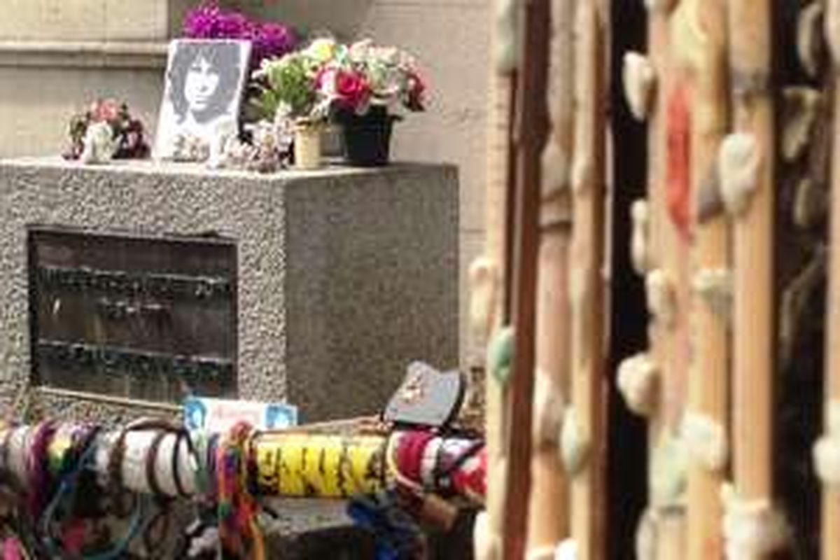 Makam Jim Morrison di kompleks pekuburan Pere Lachaise, Paris