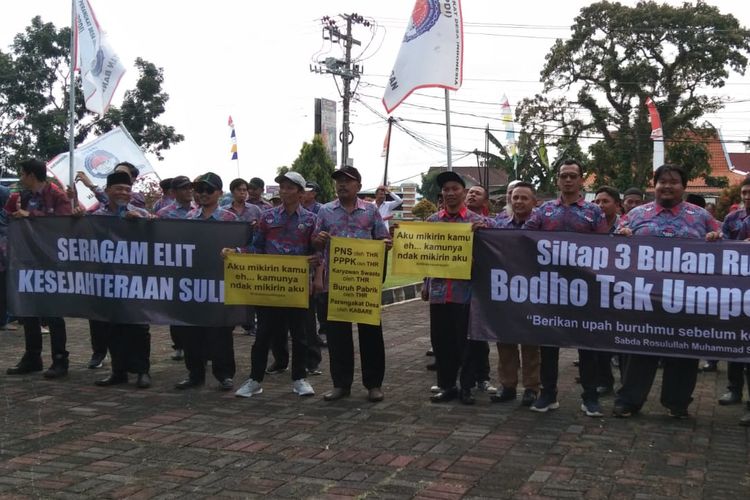 PPDI Kecamatan Bandongan melakukan demonstrasi terkait tunggakan gaji selama tiga bulan di kantor kecamatan setempat di Magelang, Senin (1/4/2024).