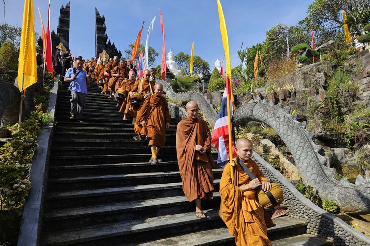 Bawa Pesan Damai, 50 Biksu 4 Negara Jalan Kaki dari Bali Menuju Borobudur 